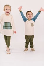 Load image into Gallery viewer, Bamboo Raglan Pullover in Flax + Tide
